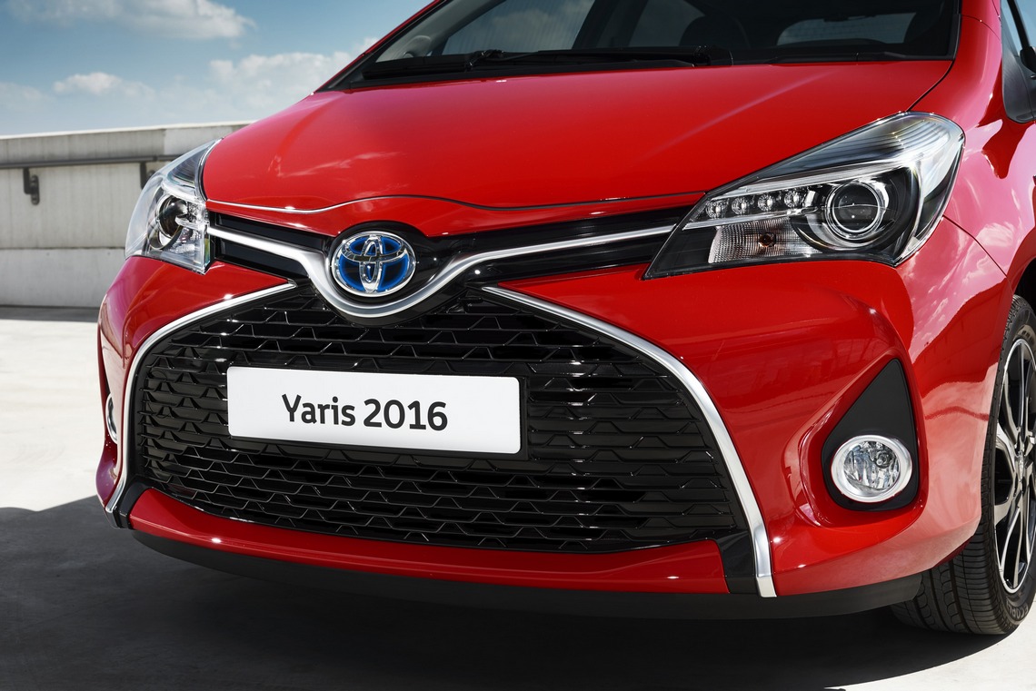 Toyota-Yaris-Hybrid-2015-12