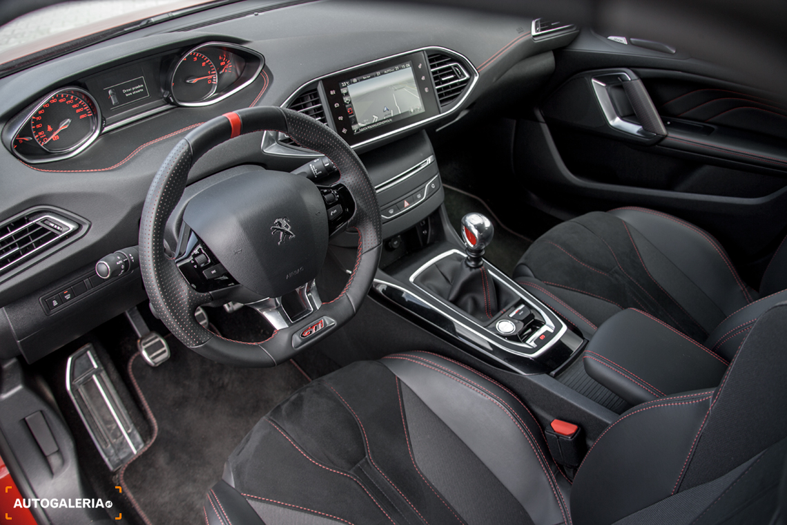 proste wnętrze 308 GTi