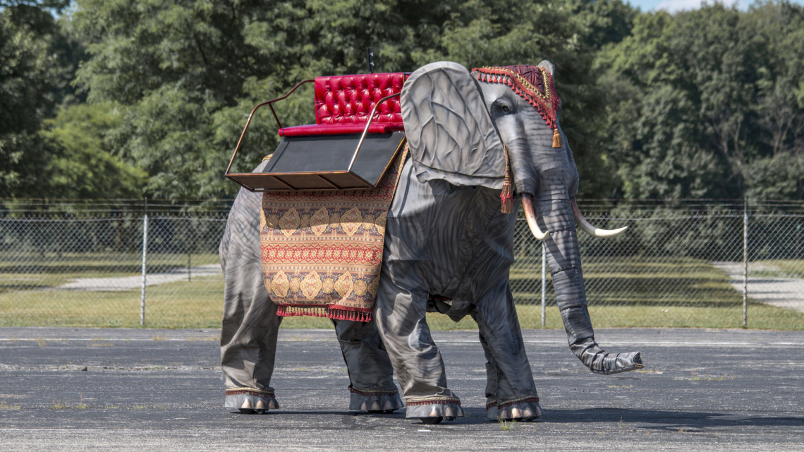 Mechaniczny słoń z silnikiem Forda