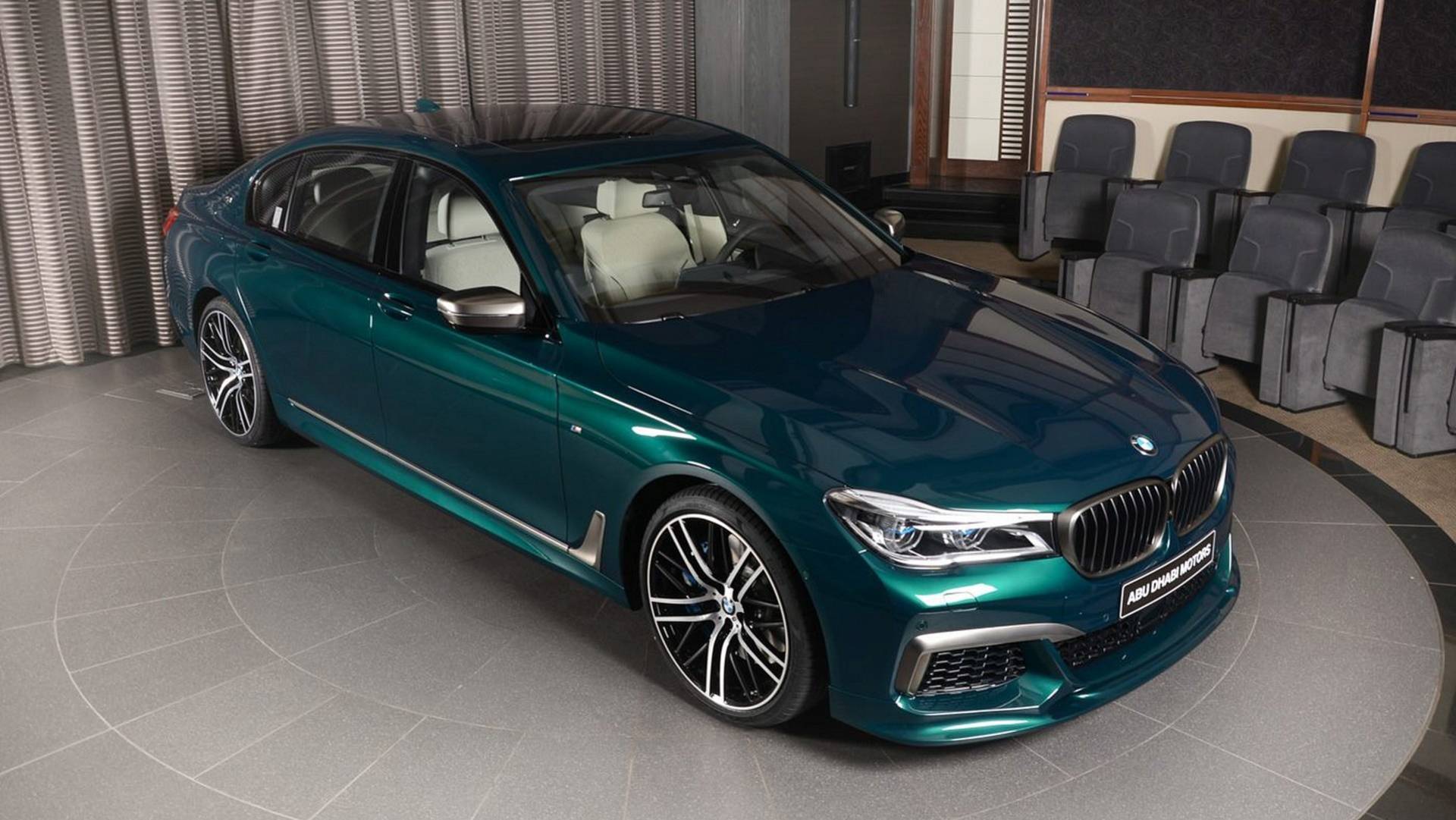 Abu Dhabi Motors kolorowy świat BMW serii 7 NEWS