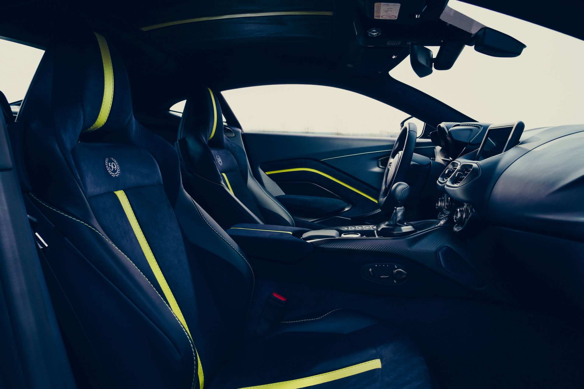 Siedem biegów, manualna skrzynia, układ dog-leg. Debiutuje Aston Martin Vantage AMR