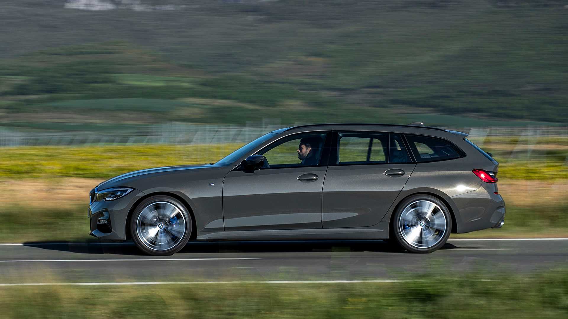 BMW serii 3 Touring oficjalnie sportowo, praktycznie