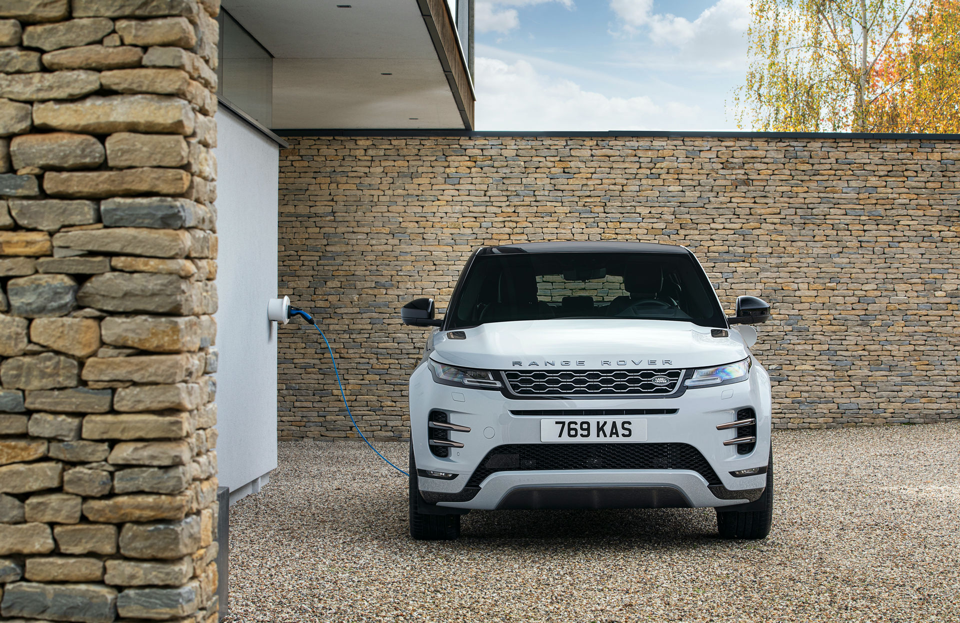 Range Rover Evoque i Land Rover Discovery Sport z hybrydą