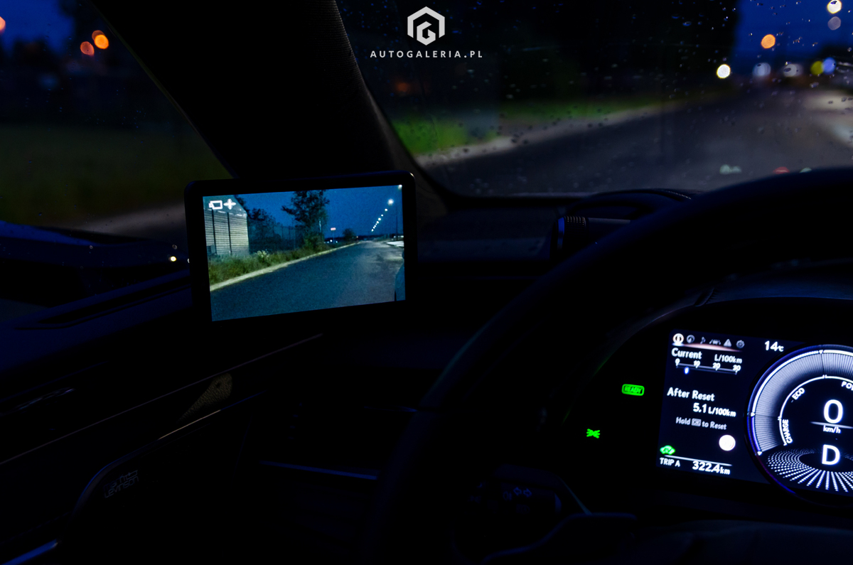 Lexus ES 300h cyfrowe lusterka w nocy