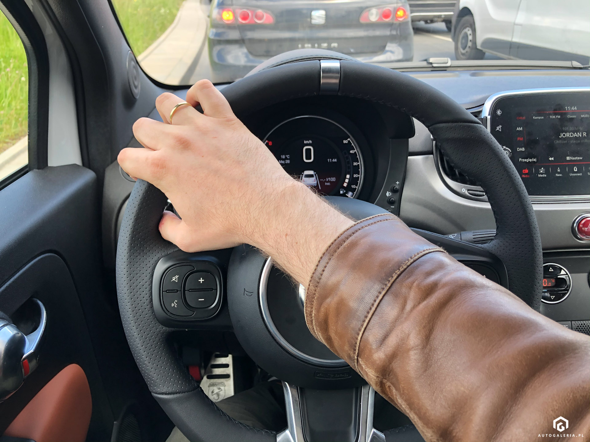 trzymanie rąk na kierownicy