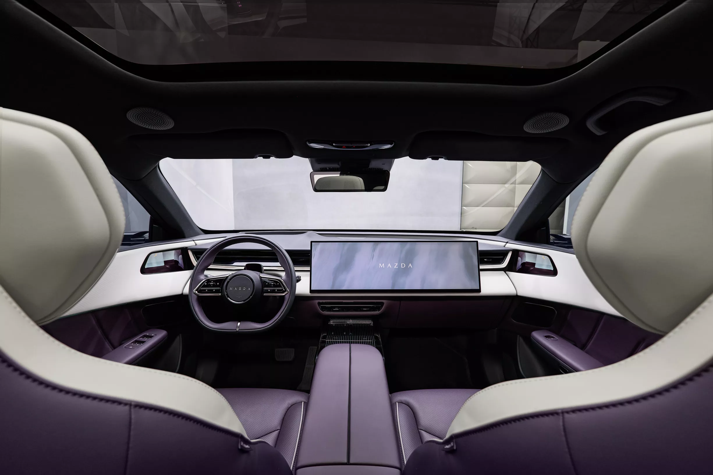 Mazda CX-6e 2026 wnętrze