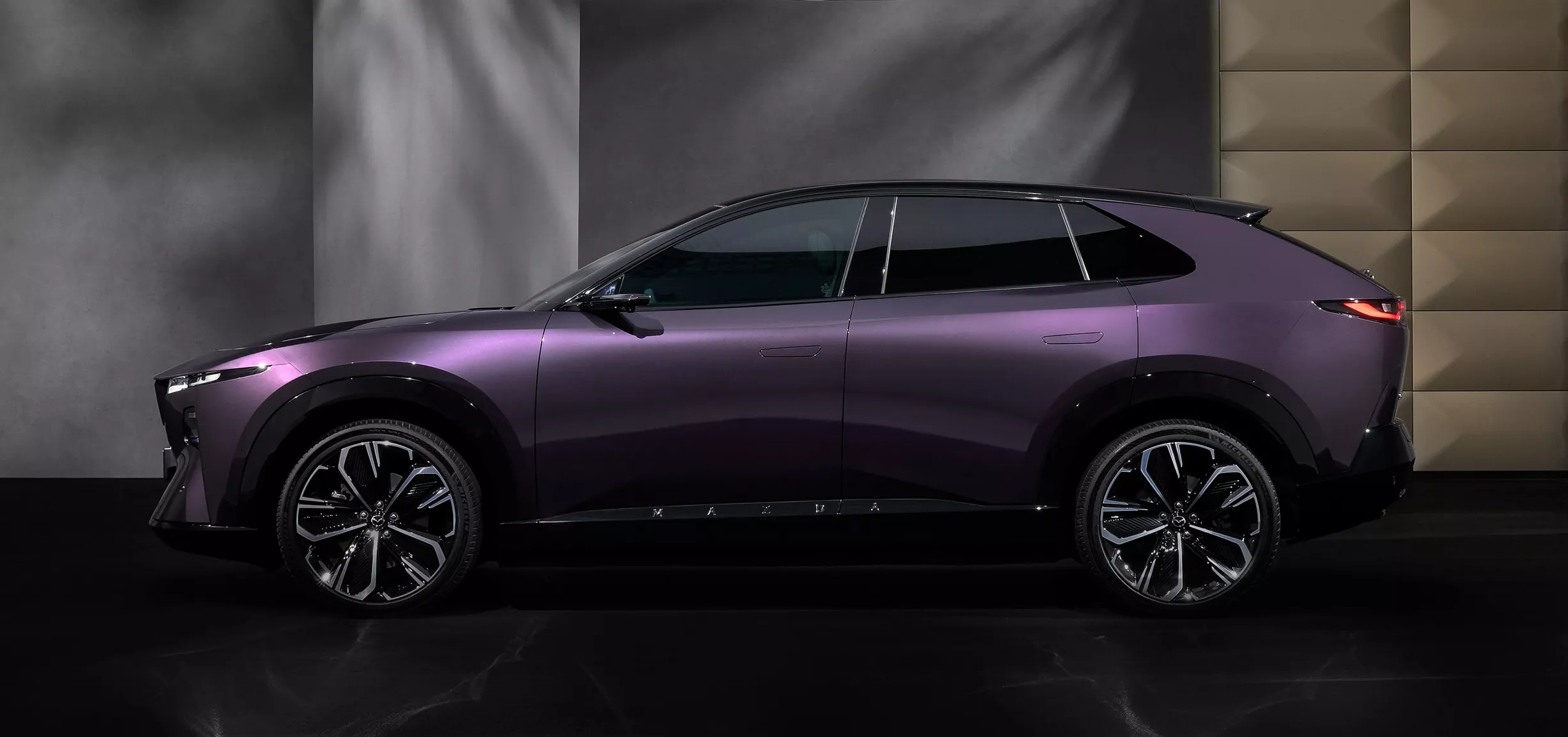 Mazda CX-6e 2026 profil