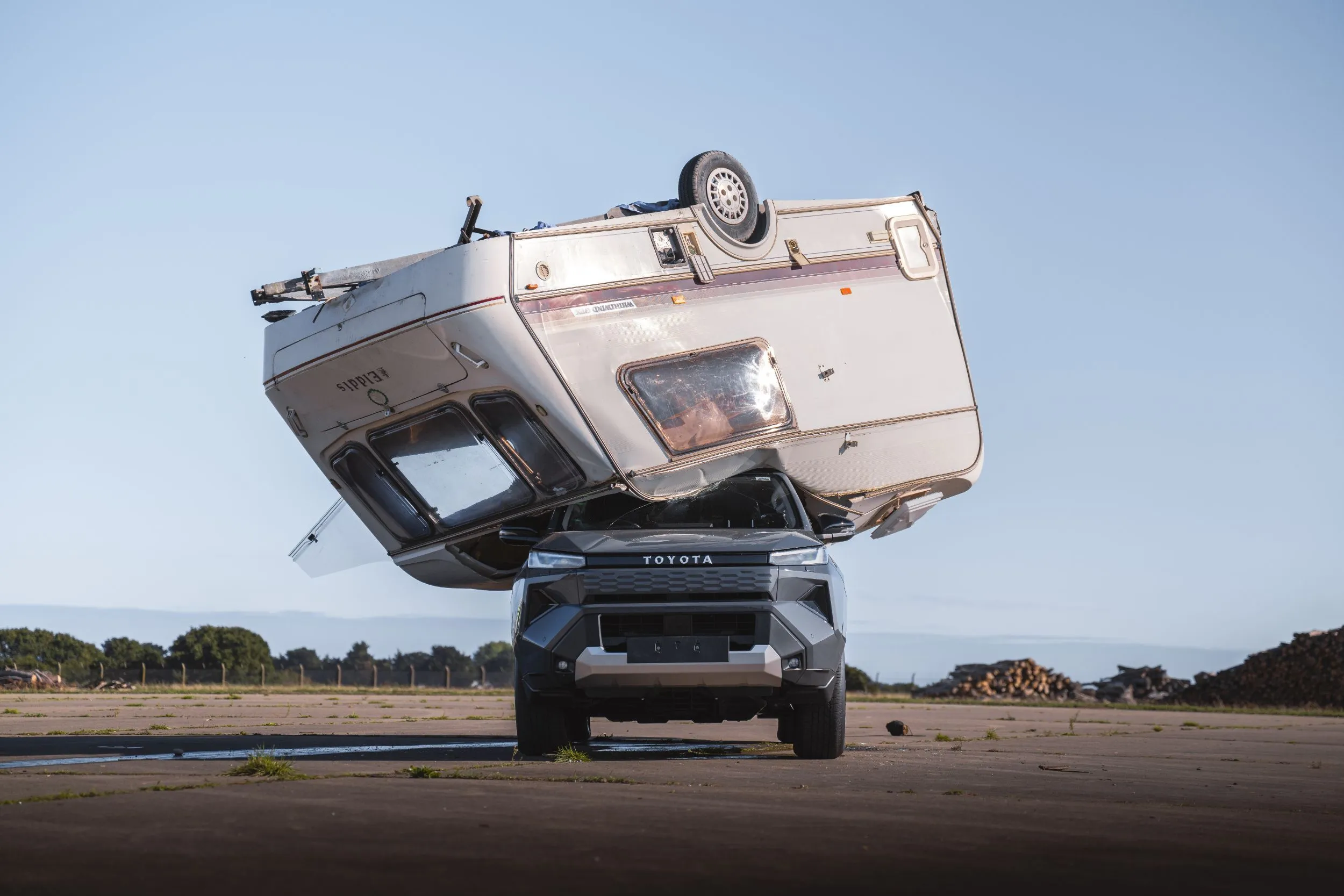 Toyota Hilux przyczepa kempingowa