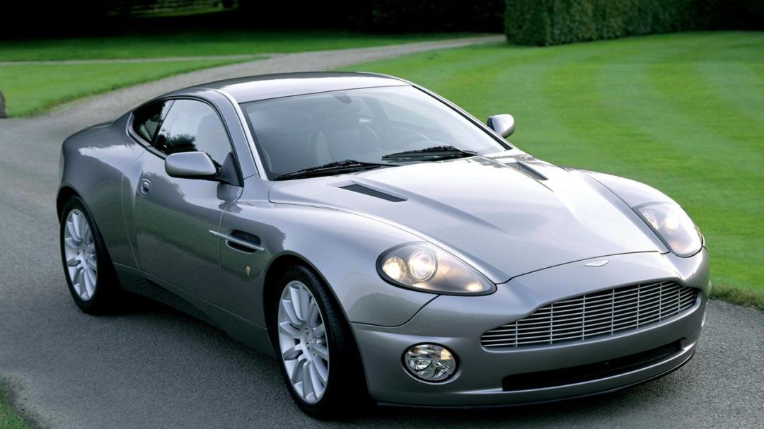 ASTON MARTIN カタログ Nowy Aston Martin Vanquish supersamochodem z centralnie