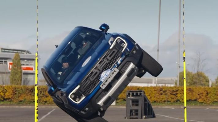 Jechał na krawędzi, przewrotki nie zaliczył. Ford Ranger Raptor zgarnął ...