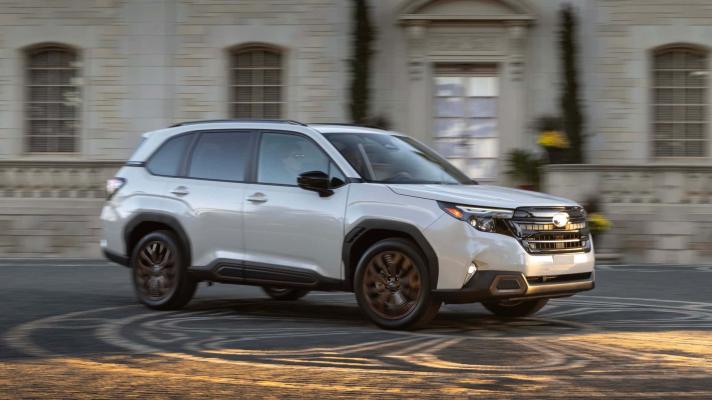 Subaru Forester 2025 ma problem z tożsamością. Do tego zyskało hybrydę Toyoty - autoGALERIA