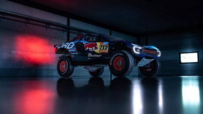 Carlos Sainz zamienił spalinowo-elektryczne Audi na amerykańskie V8 ...